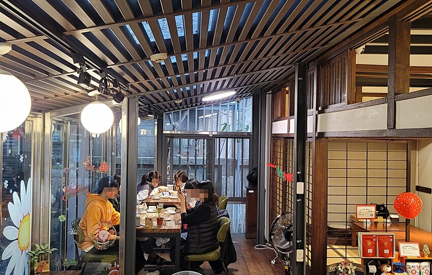 台中文學館老宅改建懷舊風格的甜點咖啡,連平日人潮都爆滿,不限用餐時間、免服務費!!