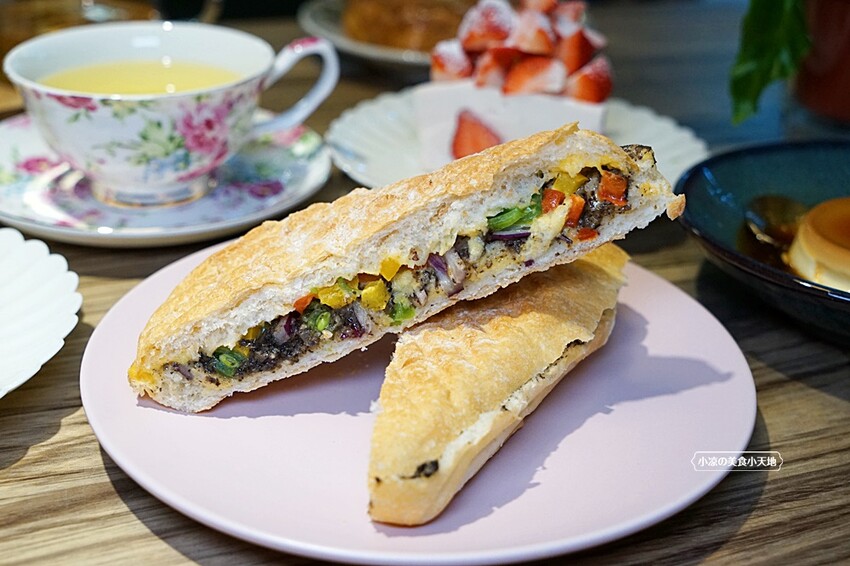 台中文學館老宅改建懷舊風格的甜點咖啡,連平日人潮都爆滿,不限用餐時間、免服務費!!