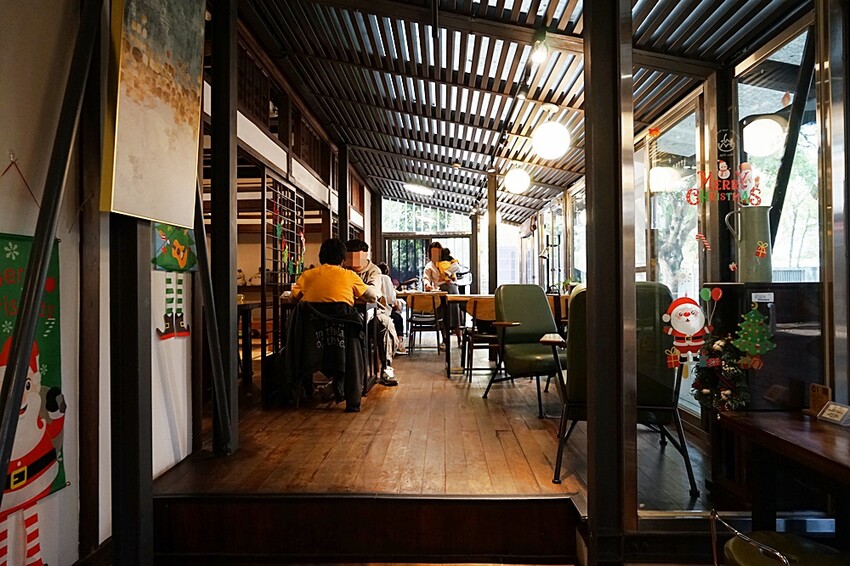 台中文學館老宅改建懷舊風格的甜點咖啡,連平日人潮都爆滿,不限用餐時間、免服務費!!