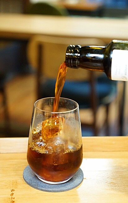 台中文學館老宅改建懷舊風格的甜點咖啡,連平日人潮都爆滿,不限用餐時間、免服務費!!