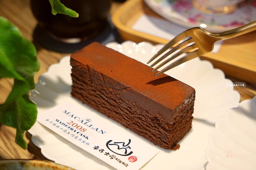 台中文學館老宅改建懷舊風格的甜點咖啡,連平日人潮都爆滿,不限用餐時間、免服務費!!