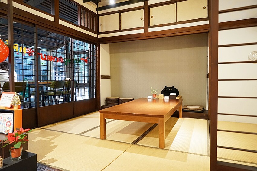 台中文學館老宅改建懷舊風格的甜點咖啡,連平日人潮都爆滿,不限用餐時間、免服務費!!