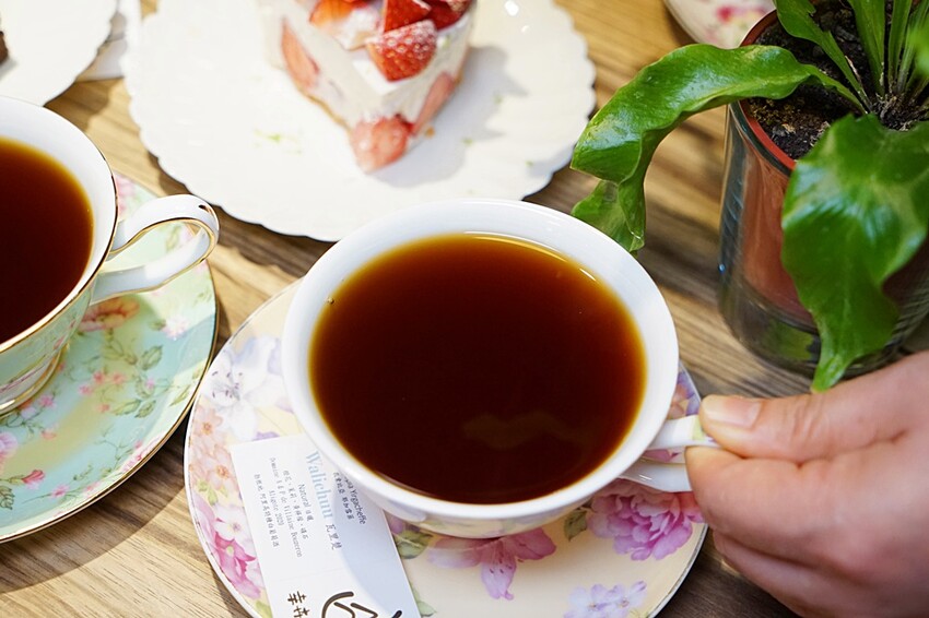 台中文學館老宅改建懷舊風格的甜點咖啡,連平日人潮都爆滿,不限用餐時間、免服務費!!