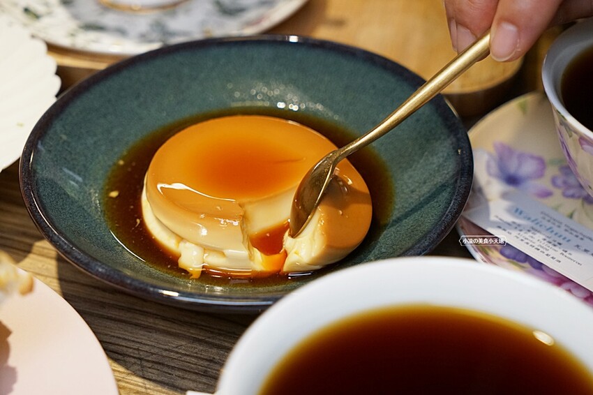 台中文學館老宅改建懷舊風格的甜點咖啡,連平日人潮都爆滿,不限用餐時間、免服務費!!