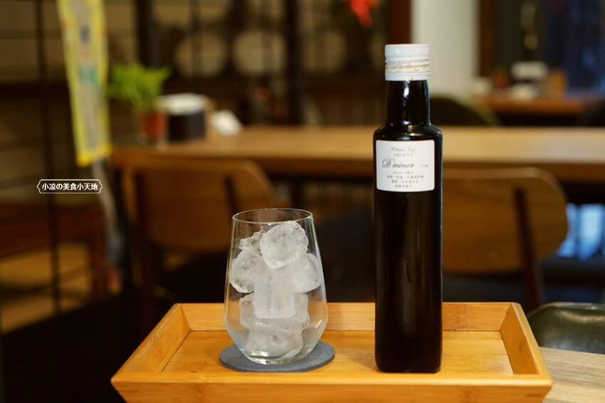 台中文學館老宅改建懷舊風格的甜點咖啡,連平日人潮都爆滿,不限用餐時間、免服務費!!