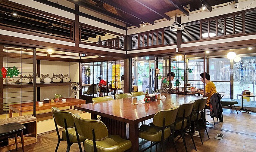 台中文學館老宅改建懷舊風格的甜點咖啡,連平日人潮都爆滿,不限用餐時間、免服務費!!