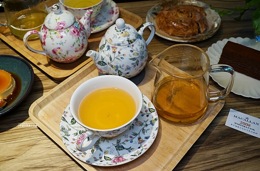 台中文學館老宅改建懷舊風格的甜點咖啡,連平日人潮都爆滿,不限用餐時間、免服務費!!