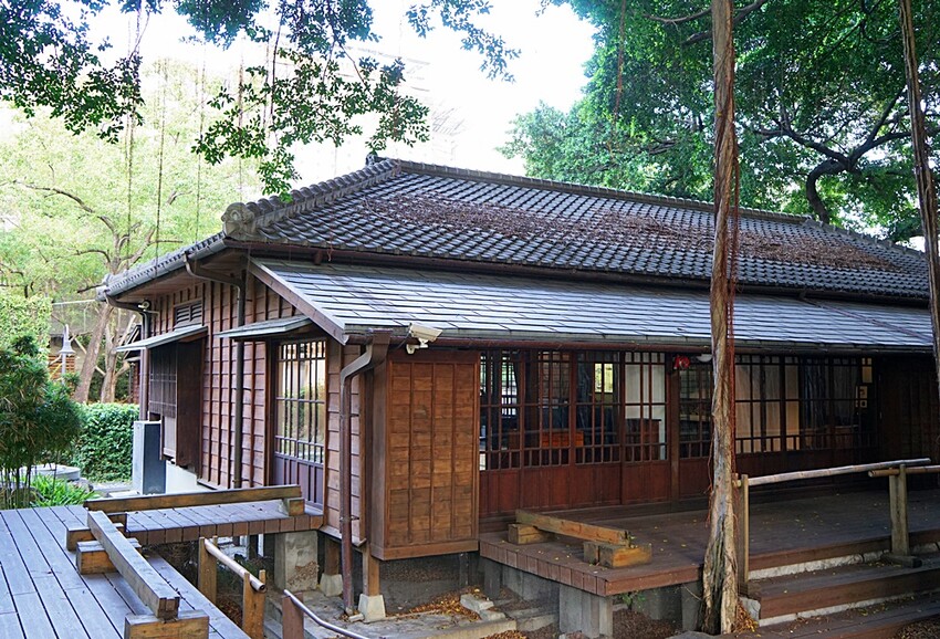 台中文學館老宅改建懷舊風格的甜點咖啡,連平日人潮都爆滿,不限用餐時間、免服務費!!