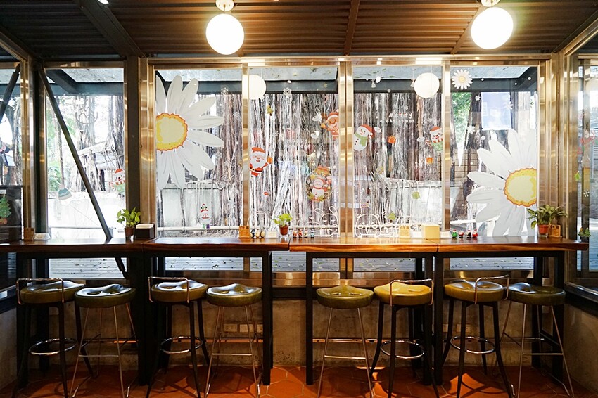 台中文學館老宅改建懷舊風格的甜點咖啡,連平日人潮都爆滿,不限用餐時間、免服務費!!