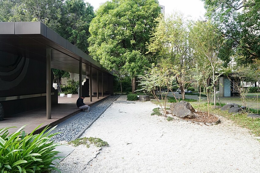 台中文學館老宅改建懷舊風格的甜點咖啡,連平日人潮都爆滿,不限用餐時間、免服務費!!