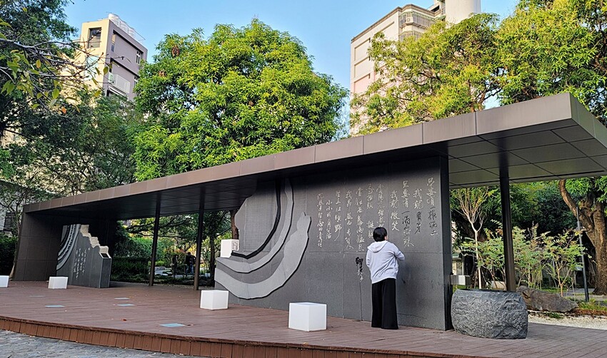 台中文學館老宅改建懷舊風格的甜點咖啡,連平日人潮都爆滿,不限用餐時間、免服務費!!