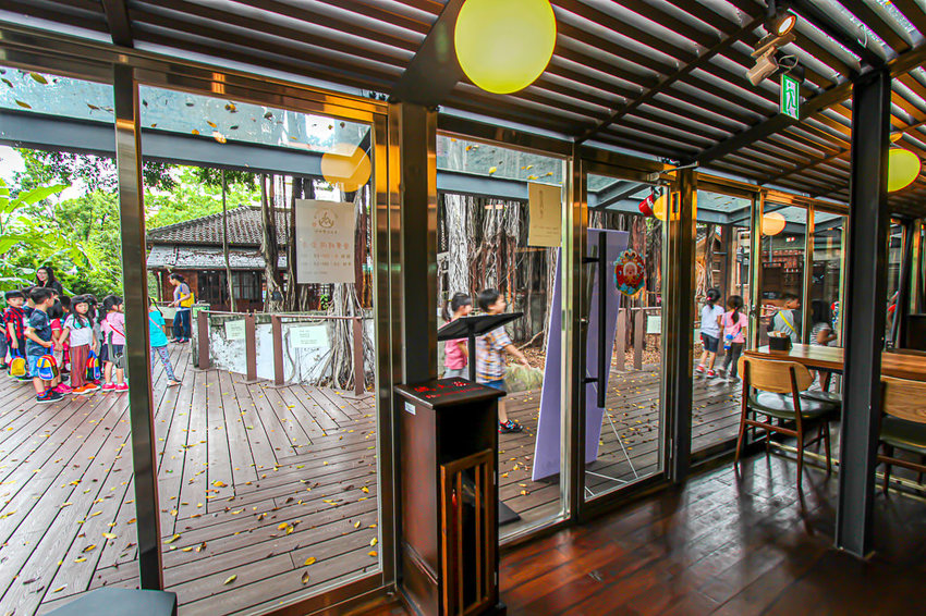 台中西區,熱鬧的市場內也能有遠離塵囂讓人靜心的好去處,幸卉文學咖啡 nice to meet you! - 微笑Joe幸運