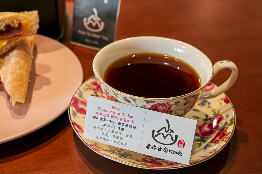 台中西區,熱鬧的市場內也能有遠離塵囂讓人靜心的好去處,幸卉文學咖啡 nice to meet you! - 微笑Joe幸運