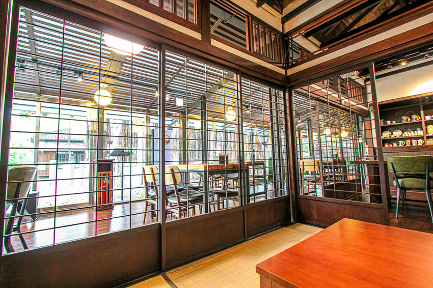 台中西區,熱鬧的市場內也能有遠離塵囂讓人靜心的好去處,幸卉文學咖啡 nice to meet you! - 微笑Joe幸運