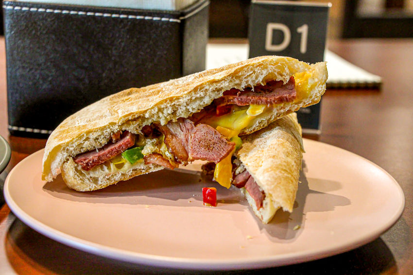 台中西區,熱鬧的市場內也能有遠離塵囂讓人靜心的好去處,幸卉文學咖啡 nice to meet you! - 微笑Joe幸運