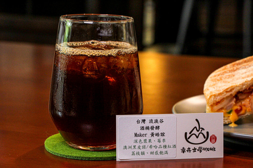 台中西區,熱鬧的市場內也能有遠離塵囂讓人靜心的好去處,幸卉文學咖啡 nice to meet you! - 微笑Joe幸運