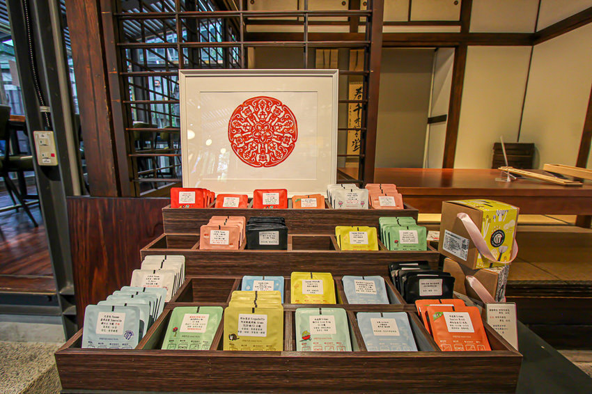 台中西區,熱鬧的市場內也能有遠離塵囂讓人靜心的好去處,幸卉文學咖啡 nice to meet you! - 微笑Joe幸運