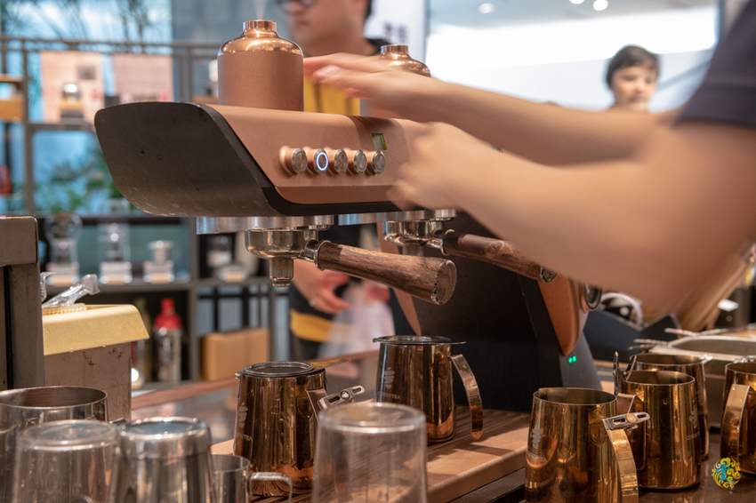 台北茶飲推薦》COMEBUYTEA 台北誠品生活松菸店 - 引領當代新茶流 顛覆傳統茶思維 - 時空幻境 凌雲江海清