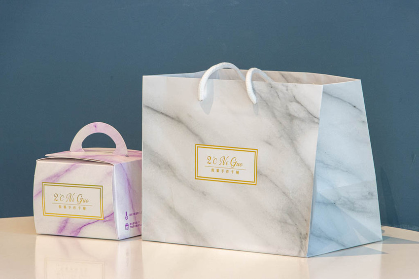 台中南屯，2度C NiGuo 公益店，外帶千層超人氣組合價，平均每片只要100元。 - 微笑Joe幸運