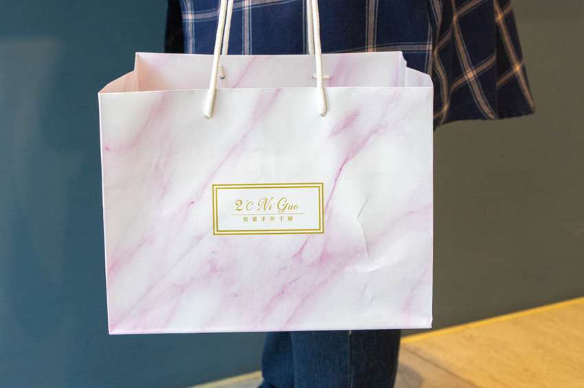 台中南屯，2度C NiGuo 公益店，外帶千層超人氣組合價，平均每片只要100元。 - 微笑Joe幸運