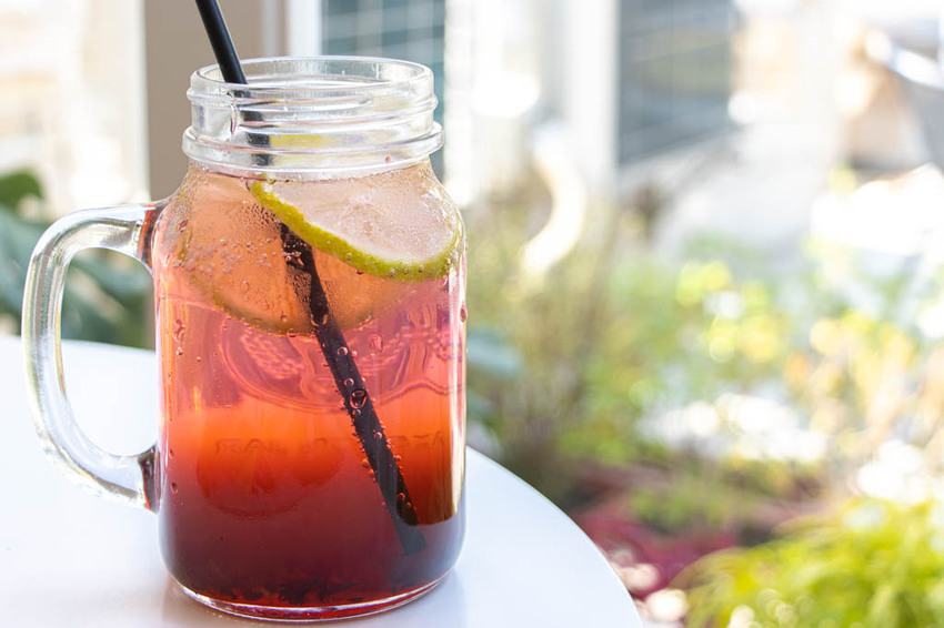 台中南屯，2度C NiGuo 公益店，外帶千層超人氣組合價，平均每片只要100元。 - 微笑Joe幸運