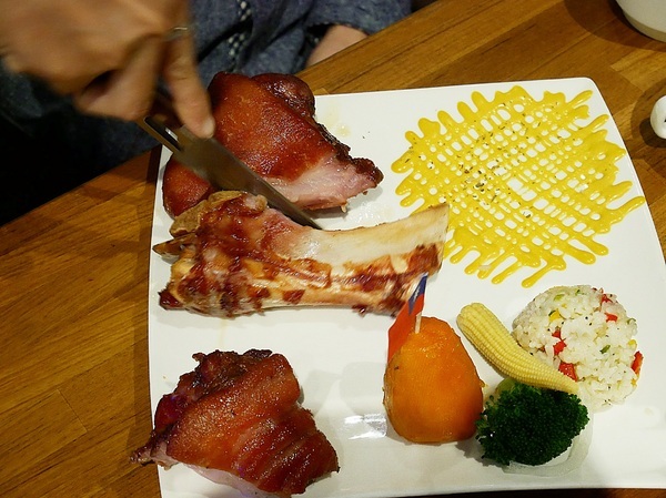 史提克牛排 大里店：史堤克牛排 大里店-台中大里牛排館  牛排厚實多汁  店員桌邊服務超貼心  還有吧費讓你吃到飽