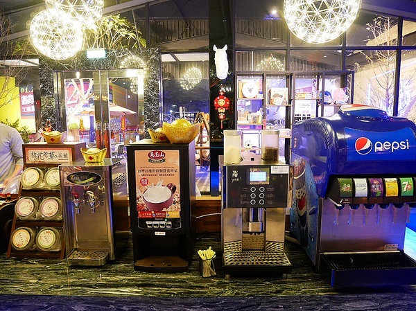 史提克牛排 大里店：史堤克牛排 大里店-台中大里牛排館  牛排厚實多汁  店員桌邊服務超貼心  還有吧費讓你吃到飽