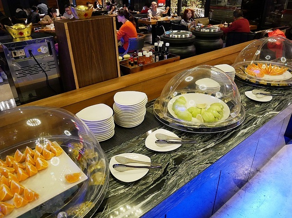 史提克牛排 大里店：史堤克牛排 大里店-台中大里牛排館  牛排厚實多汁  店員桌邊服務超貼心  還有吧費讓你吃到飽