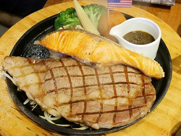 史提克牛排 大里店：史堤克牛排 大里店-台中大里牛排館  牛排厚實多汁  店員桌邊服務超貼心  還有吧費讓你吃到飽