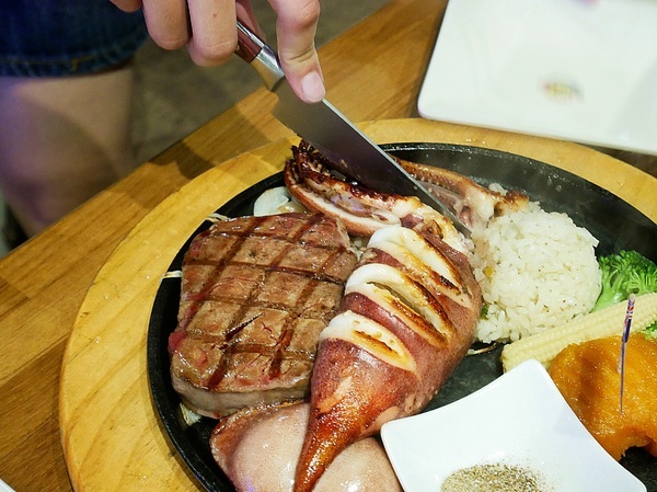 史提克牛排 大里店：史堤克牛排 大里店-台中大里牛排館  牛排厚實多汁  店員桌邊服務超貼心  還有吧費讓你吃到飽