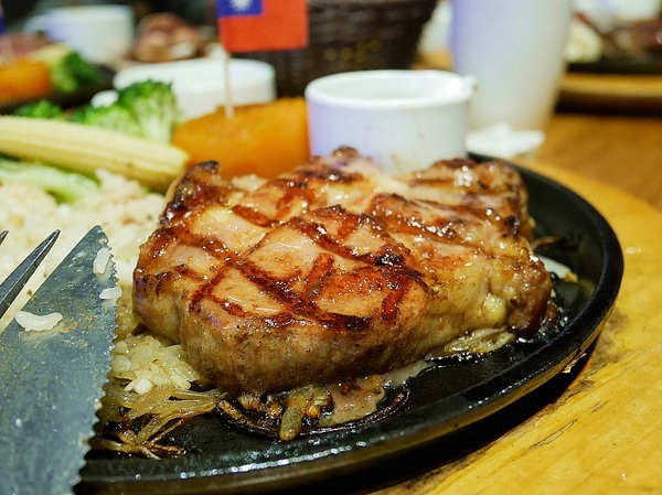 史提克牛排 大里店：史堤克牛排 大里店-台中大里牛排館  牛排厚實多汁  店員桌邊服務超貼心  還有吧費讓你吃到飽