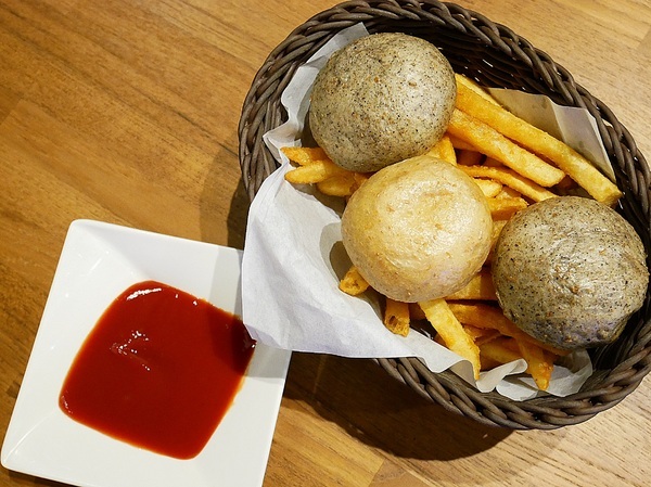 史提克牛排 大里店：史堤克牛排 大里店-台中大里牛排館  牛排厚實多汁  店員桌邊服務超貼心  還有吧費讓你吃到飽