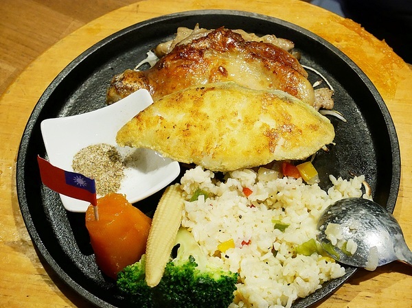 史提克牛排 大里店：史堤克牛排 大里店-台中大里牛排館  牛排厚實多汁  店員桌邊服務超貼心  還有吧費讓你吃到飽