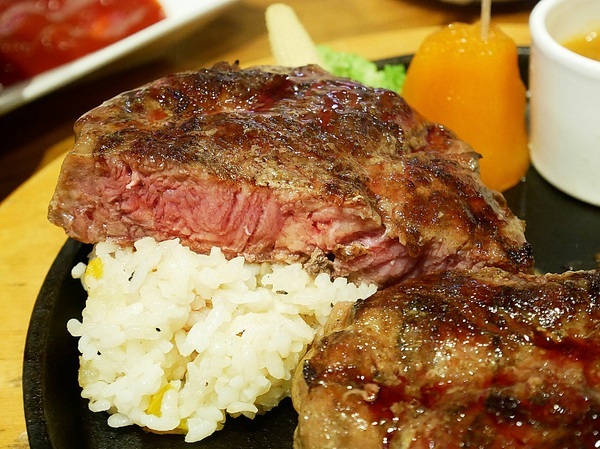 史提克牛排 大里店：史堤克牛排 大里店-台中大里牛排館  牛排厚實多汁  店員桌邊服務超貼心  還有吧費讓你吃到飽