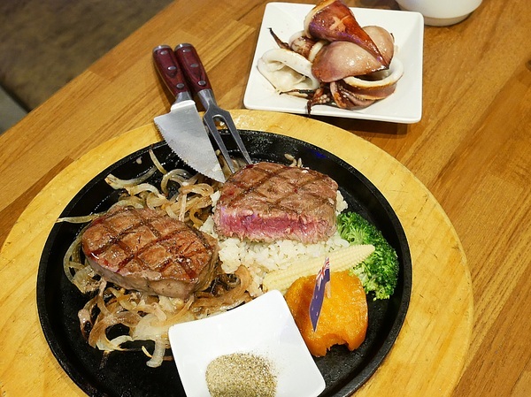 史提克牛排 大里店：史堤克牛排 大里店-台中大里牛排館  牛排厚實多汁  店員桌邊服務超貼心  還有吧費讓你吃到飽