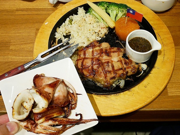 史提克牛排 大里店：史堤克牛排 大里店-台中大里牛排館  牛排厚實多汁  店員桌邊服務超貼心  還有吧費讓你吃到飽