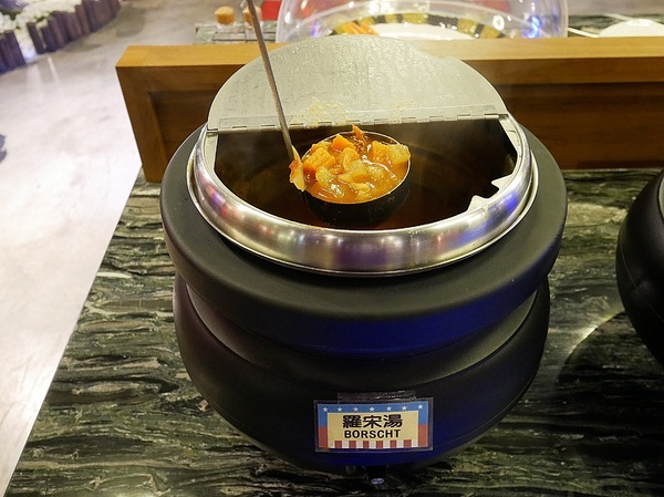 史提克牛排 大里店：史堤克牛排 大里店-台中大里牛排館  牛排厚實多汁  店員桌邊服務超貼心  還有吧費讓你吃到飽