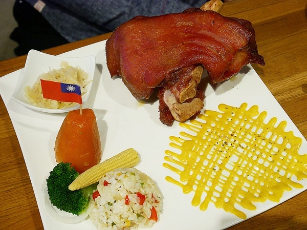 史提克牛排 大里店：史堤克牛排 大里店-台中大里牛排館  牛排厚實多汁  店員桌邊服務超貼心  還有吧費讓你吃到飽