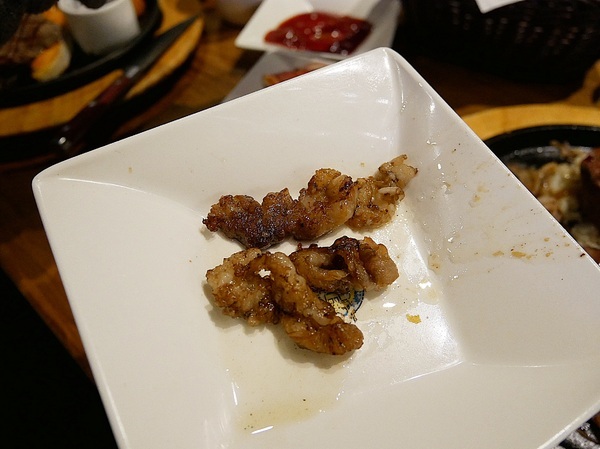 史提克牛排 大里店：史堤克牛排 大里店-台中大里牛排館  牛排厚實多汁  店員桌邊服務超貼心  還有吧費讓你吃到飽