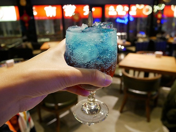 史提克牛排 大里店：史堤克牛排 大里店-台中大里牛排館  牛排厚實多汁  店員桌邊服務超貼心  還有吧費讓你吃到飽