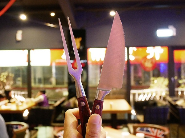 史提克牛排 大里店：史堤克牛排 大里店-台中大里牛排館  牛排厚實多汁  店員桌邊服務超貼心  還有吧費讓你吃到飽