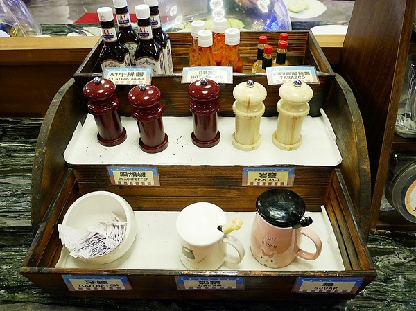 史提克牛排 大里店：史堤克牛排 大里店-台中大里牛排館  牛排厚實多汁  店員桌邊服務超貼心  還有吧費讓你吃到飽