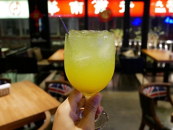 史提克牛排 大里店：史堤克牛排 大里店-台中大里牛排館  牛排厚實多汁  店員桌邊服務超貼心  還有吧費讓你吃到飽