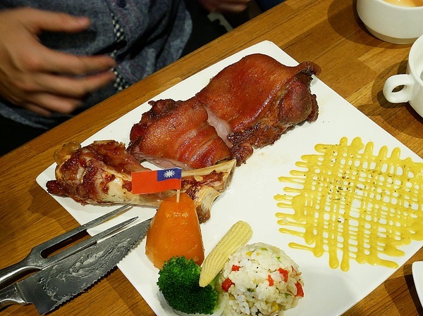 史提克牛排 大里店：史堤克牛排 大里店-台中大里牛排館  牛排厚實多汁  店員桌邊服務超貼心  還有吧費讓你吃到飽