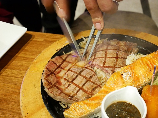 史提克牛排 大里店：史堤克牛排 大里店-台中大里牛排館  牛排厚實多汁  店員桌邊服務超貼心  還有吧費讓你吃到飽