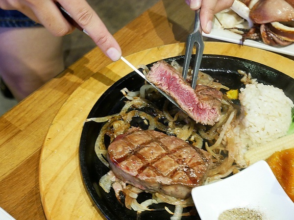史提克牛排 大里店：史堤克牛排 大里店-台中大里牛排館  牛排厚實多汁  店員桌邊服務超貼心  還有吧費讓你吃到飽