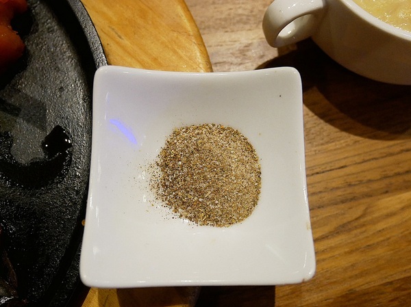 史提克牛排 大里店：史堤克牛排 大里店-台中大里牛排館  牛排厚實多汁  店員桌邊服務超貼心  還有吧費讓你吃到飽