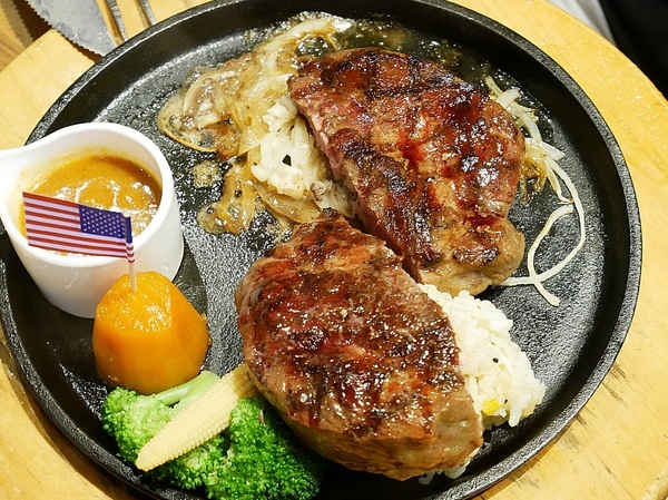 史提克牛排 大里店：史堤克牛排 大里店-台中大里牛排館  牛排厚實多汁  店員桌邊服務超貼心  還有吧費讓你吃到飽