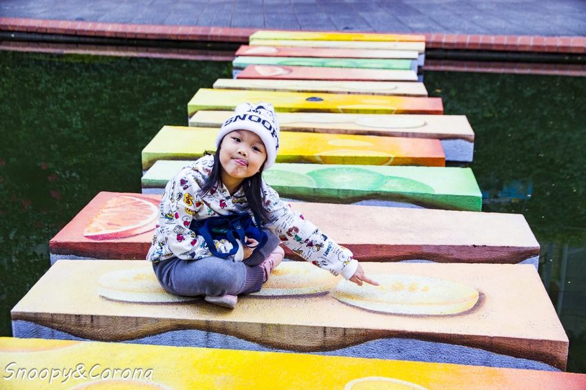 【玩樂．台北】新莊熱門打卡景點／新莊中港大排彩繪親水綠廊～超網美的彩色積木步道，散步就能拍好拍滿