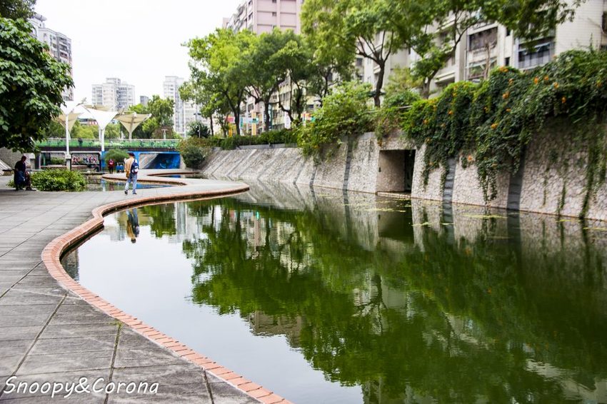 【玩樂．台北】新莊熱門打卡景點／新莊中港大排彩繪親水綠廊～超網美的彩色積木步道，散步就能拍好拍滿